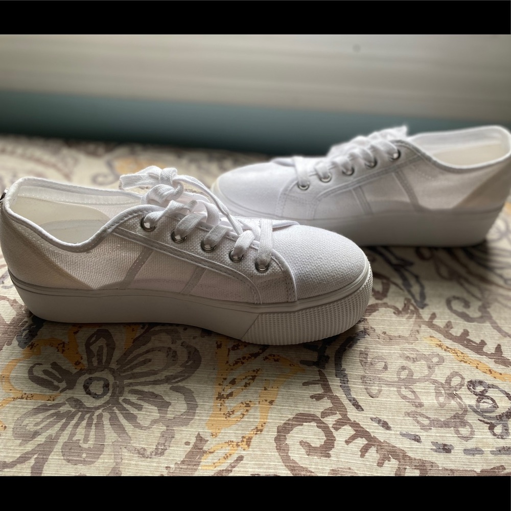 Super cute platform shoes !!!!